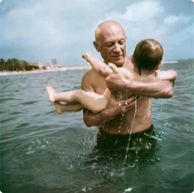 4._capa_pablo_picasso_playing_in_the_water_with_his_son_claude_vallauris_france_small.jpg